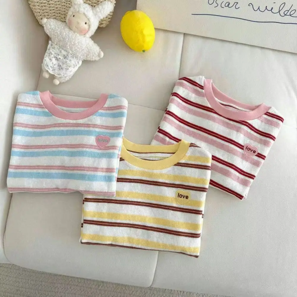 Camiseta de rayas transpirable con bordado corazón y manga corta
