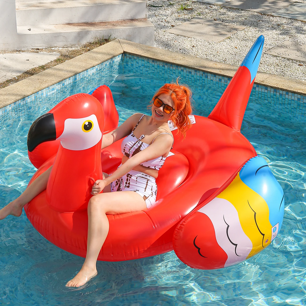 Flotador hinchable con forma de loro para piscina y playa - imagen 2