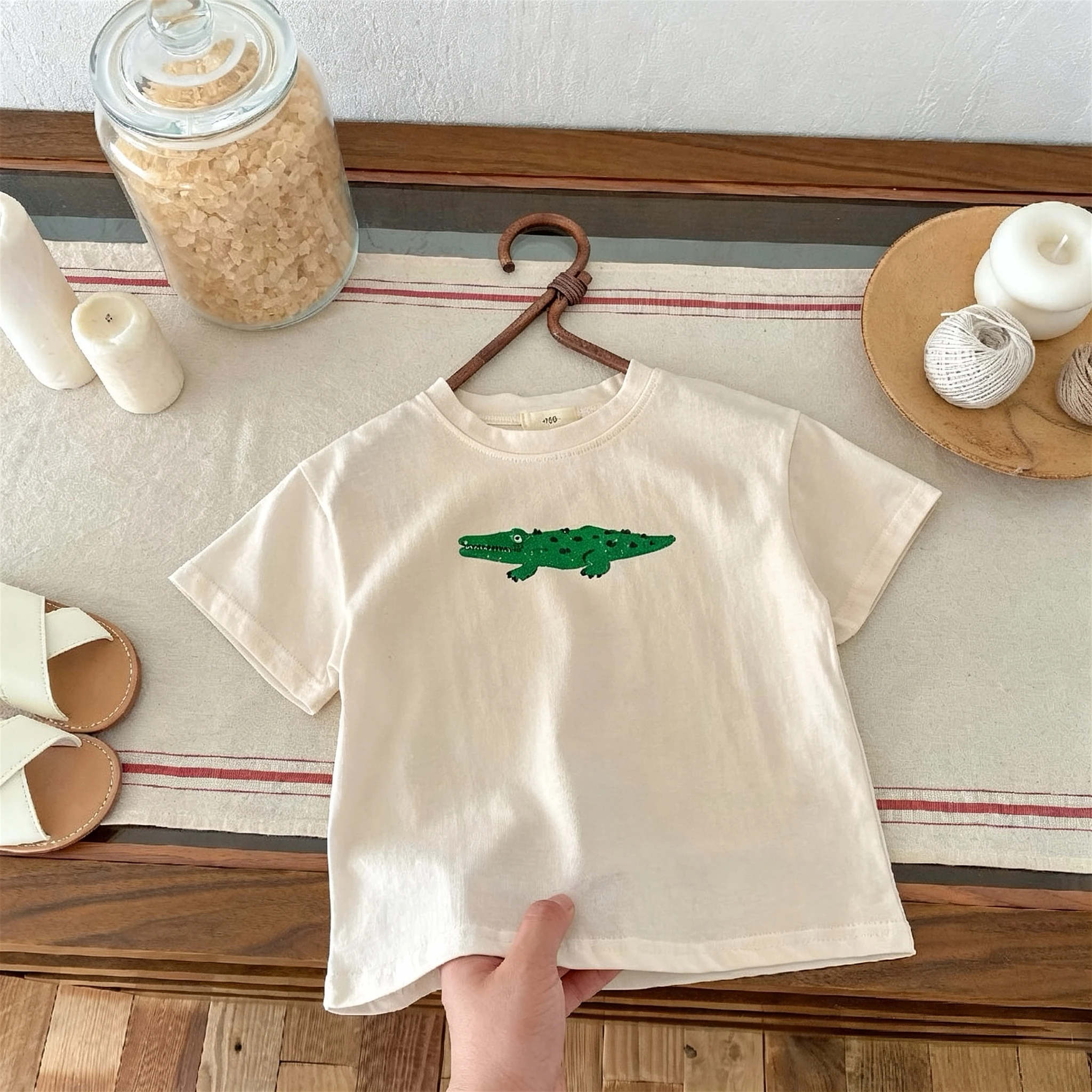 Camiseta de manga corta con estampado infantil y cuello redondo - imagen 2
