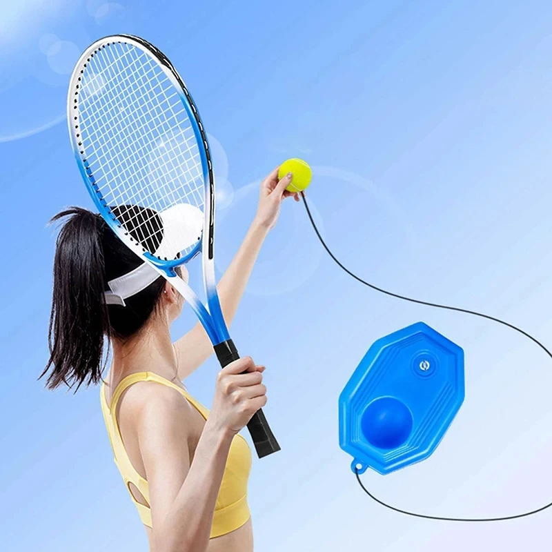 Entrenador de tenis con raqueta y pelota en posición de uso