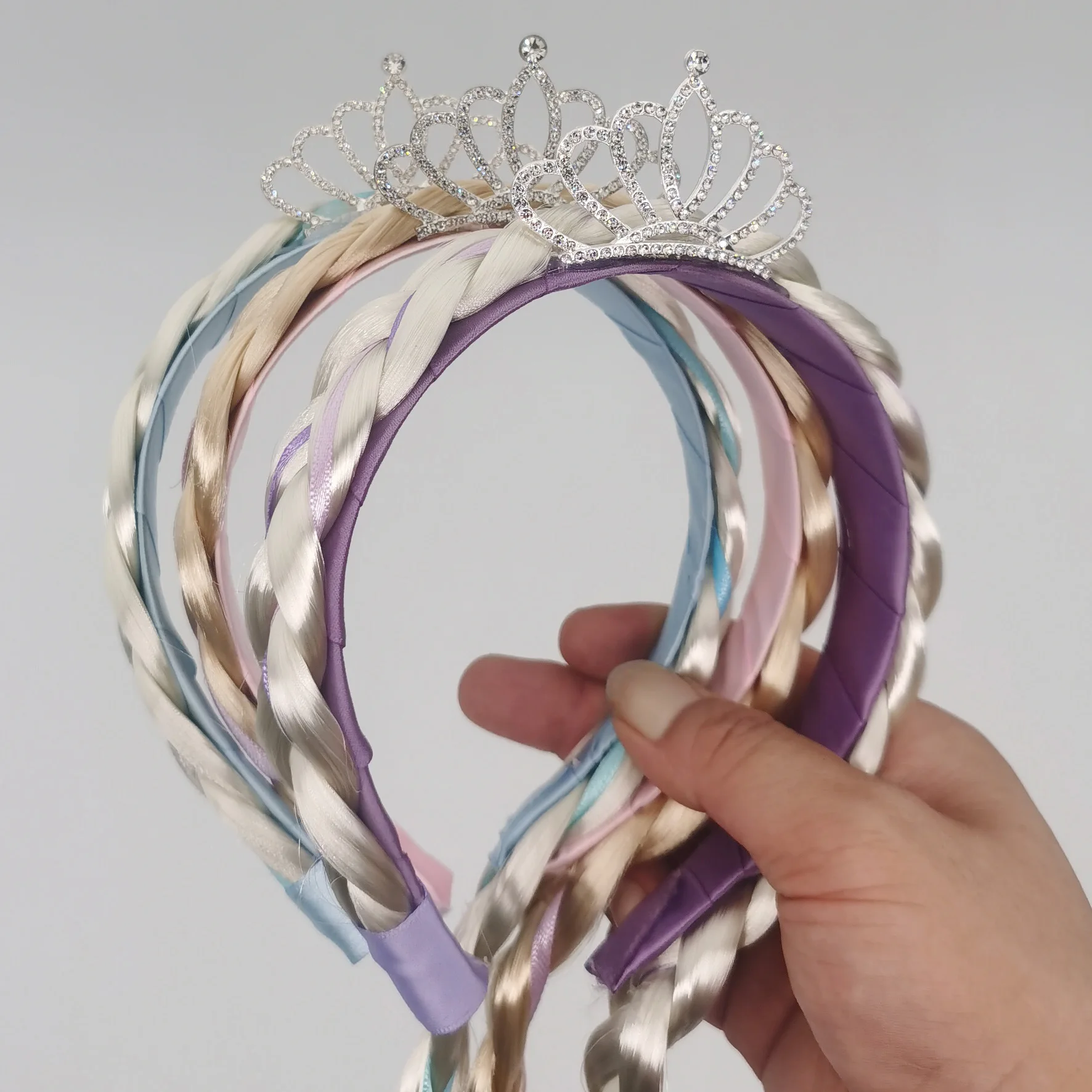 Corona de perlas con trenzas y copo de nieve