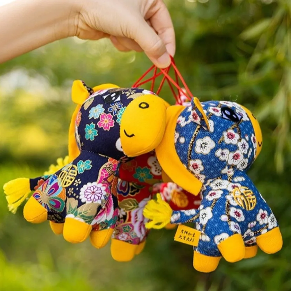Peluche azul y multicolor de aspecto tierno