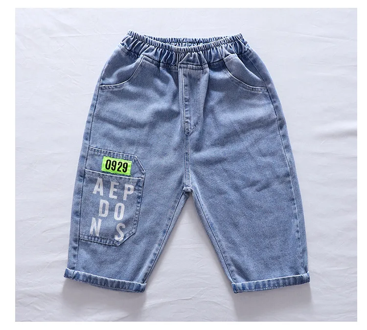Outfit veraniego con shorts de mezclilla para niño
