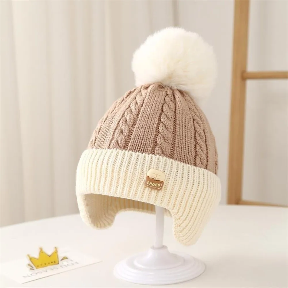 Gorro de punto cálido con pompón y protección para oídos - imagen 2