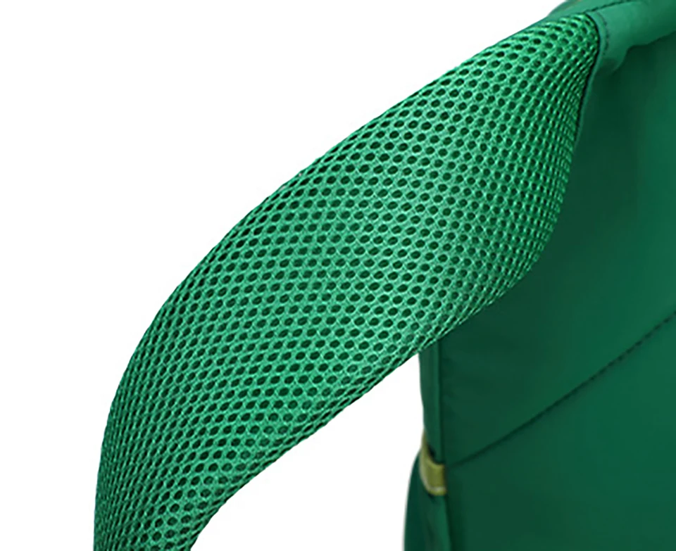 Mochila infantil bicolor en uso