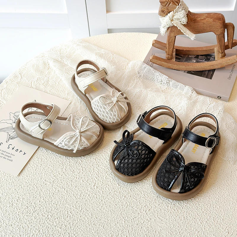 Sandalias infantiles en diferentes colores y acabados