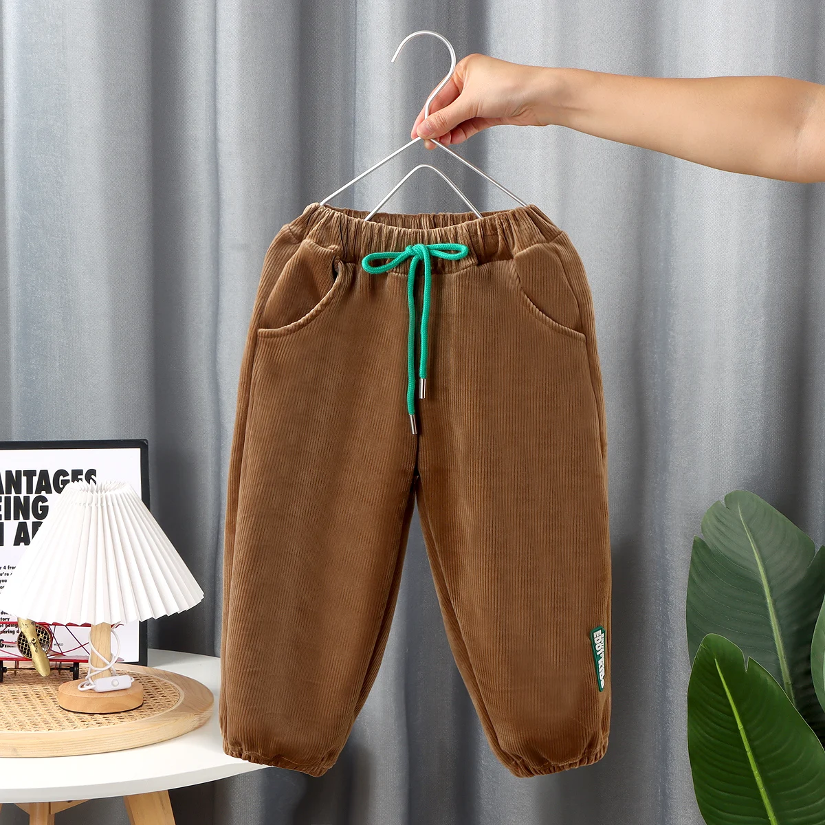Vista lateral del diseño tipo chándal para niños