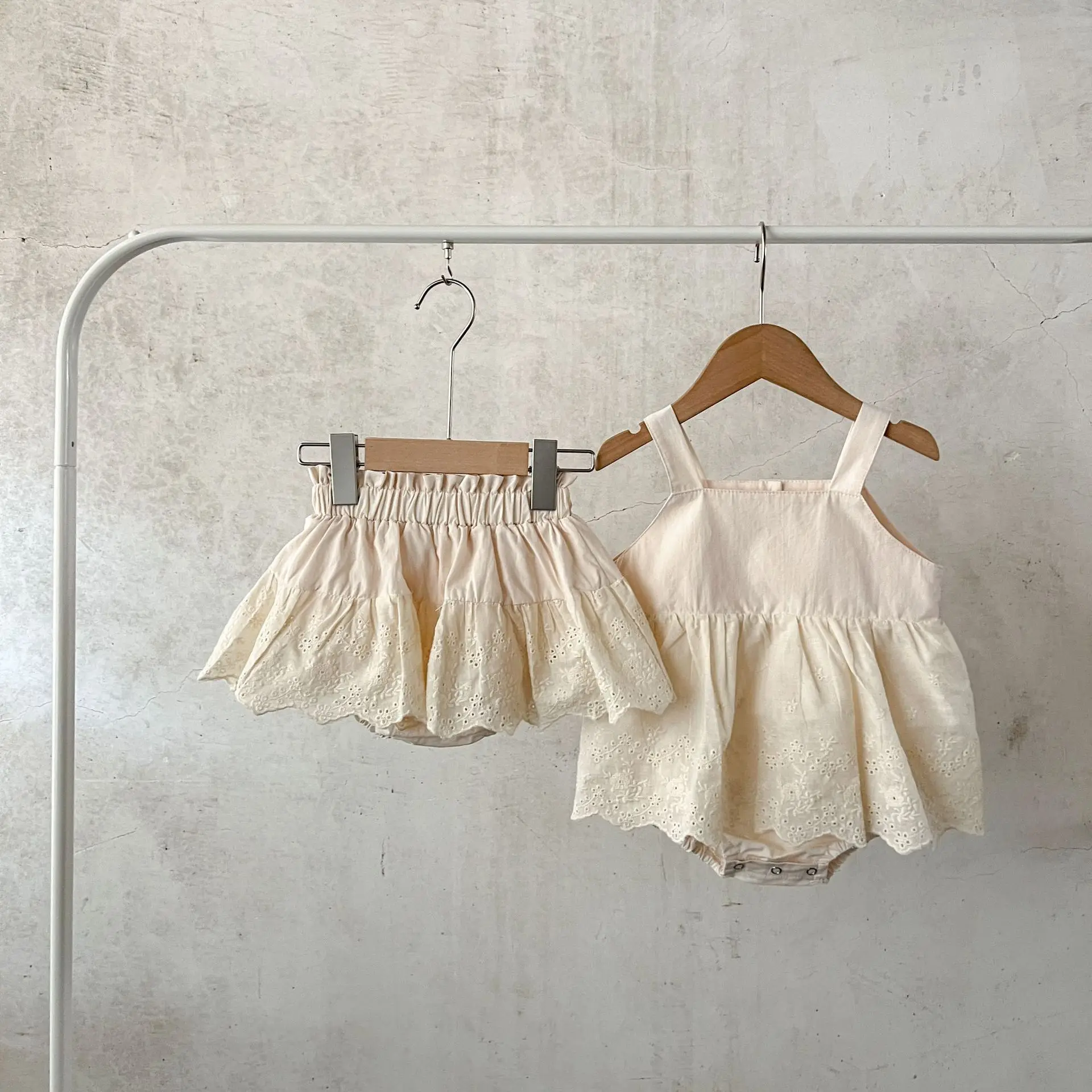 Mono de verano estilo coreano para niña pequeña en color azul claro con diseño de tirantes anchos