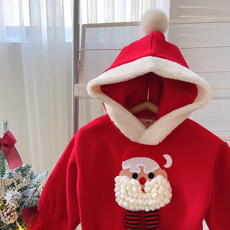 Niña con top de invierno en casa