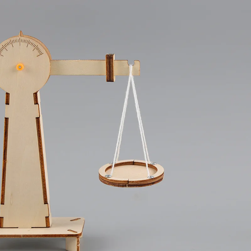 Escala de equilibrio ensamblada en uso con pesas
