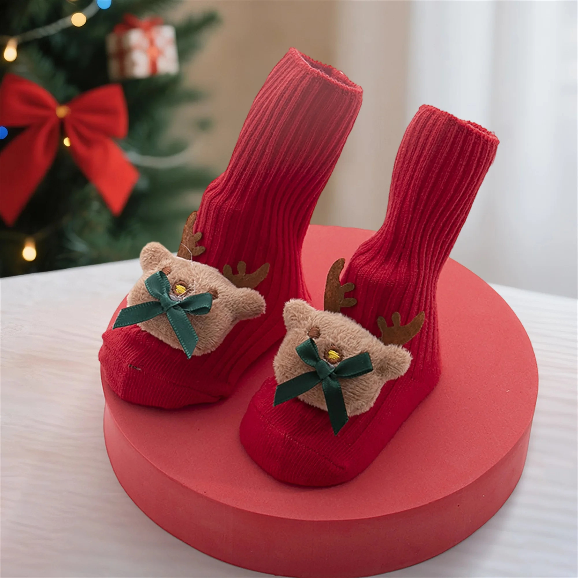 Calcetines navideños de punto rojo para bebé con forma festiva