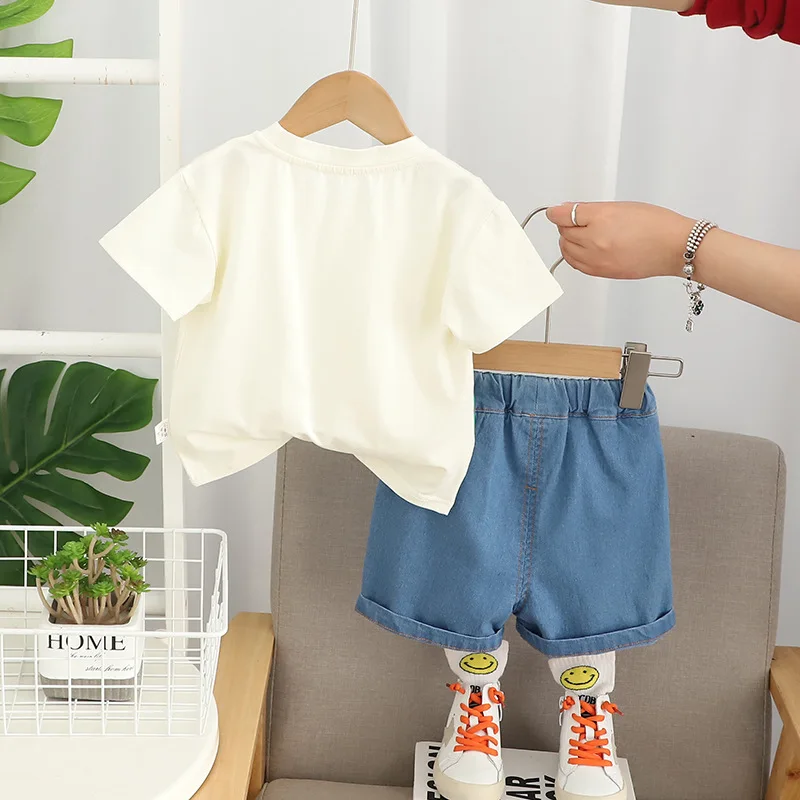 Conjunto en dos piezas: camiseta y short vaquero