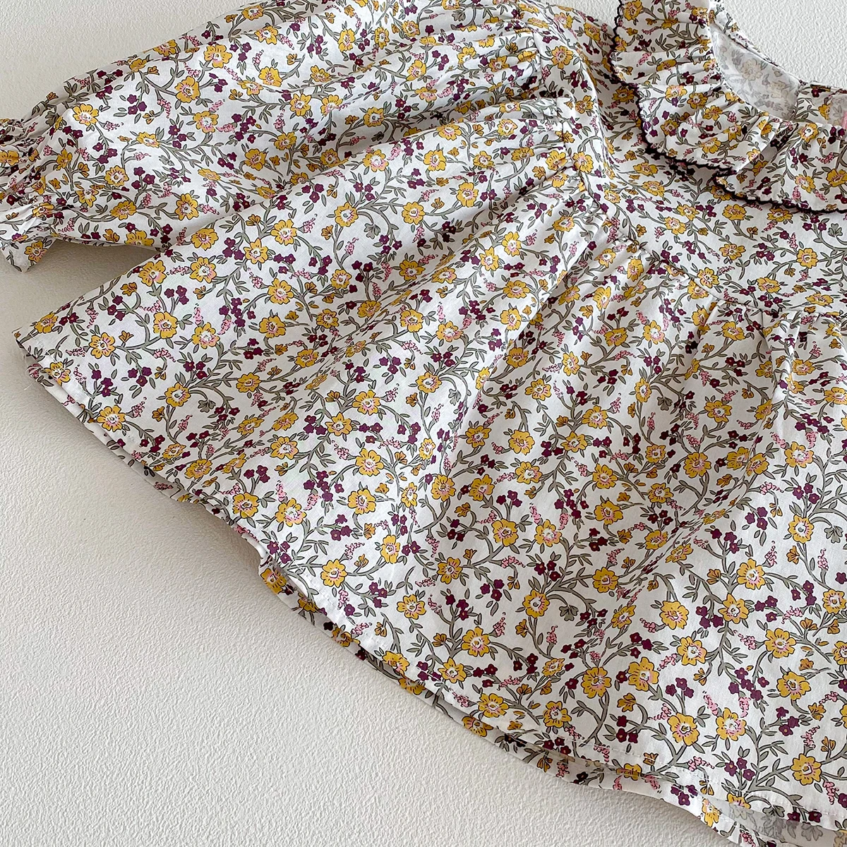 Blusa floral para niña con volantes y mangas abullonadas - imagen 4