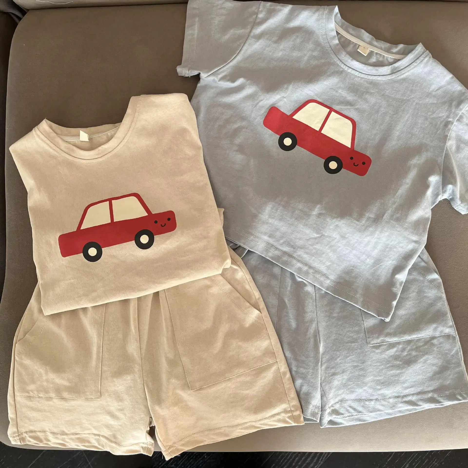 Conjunto deportivo infantil de verano con estampado de coches