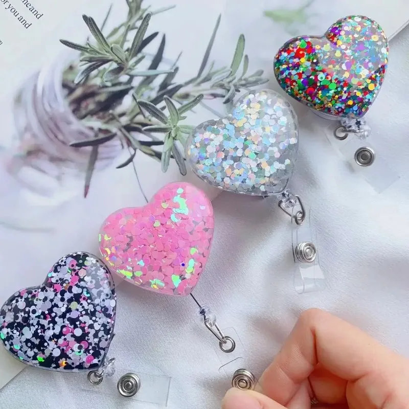 Portainsignias retráctil corazón con clip cocodrilo - imagen 5