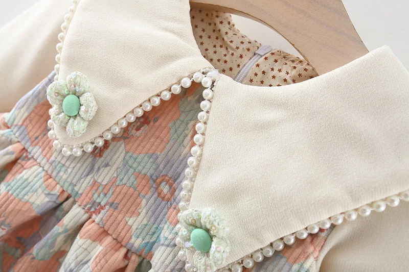 Vestido coreano puesto en una niña pequeña