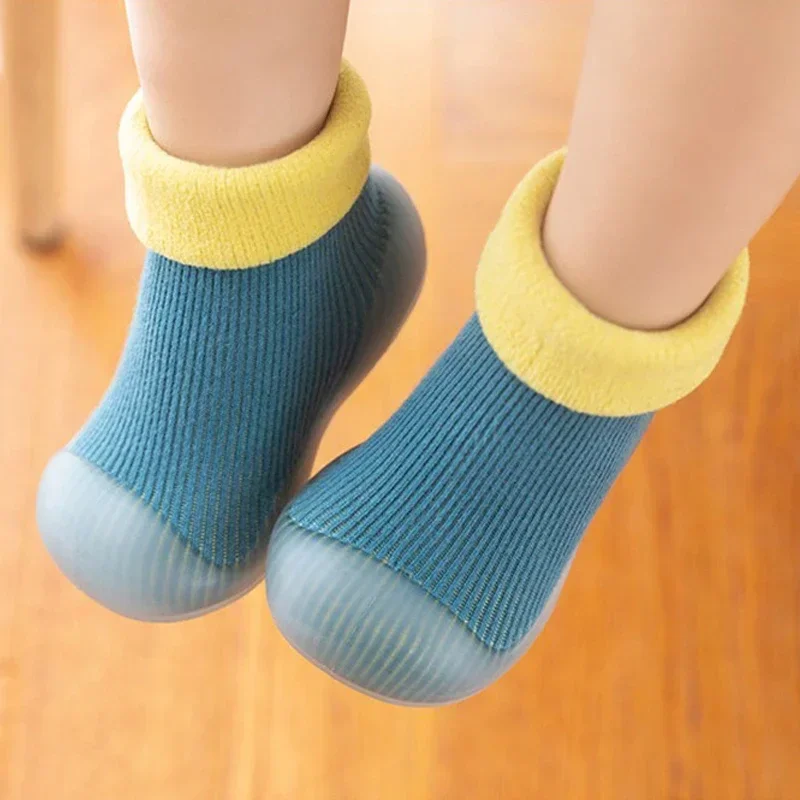 Calcetines antideslizantes de felpa para bebé de otoño e invierno - imagen 2