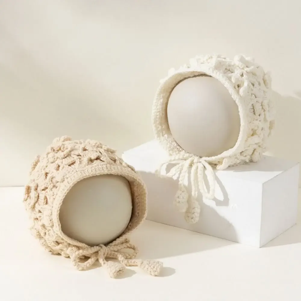 Gorro de niña flores caladas tejido a mano, cubreorejas otoño-invierno - imagen 2