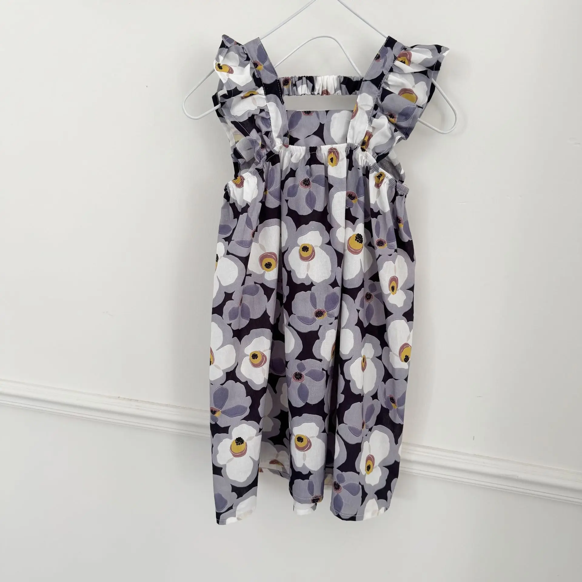 Detalle del tejido de algodón y caída del vestido
