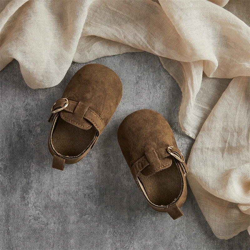 Zapatos para bebés listos para el movimiento