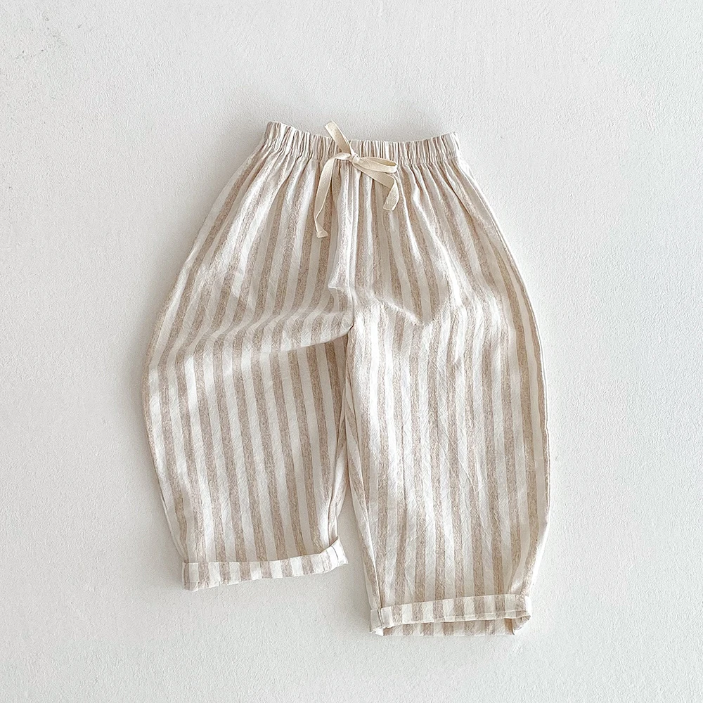 Pantalón a rayas con estilo casual