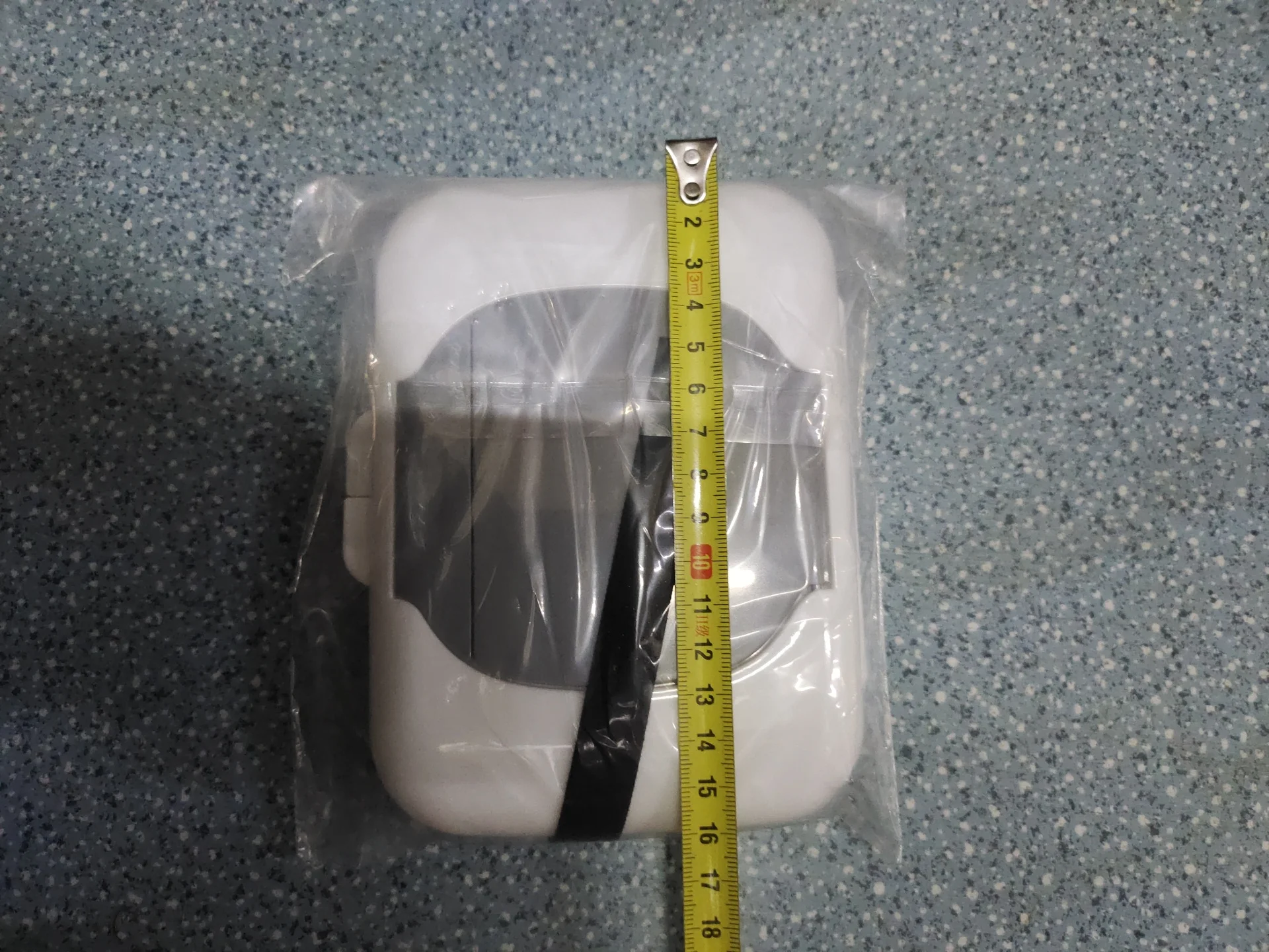 Detalle del cierre del dispensador para toallitas