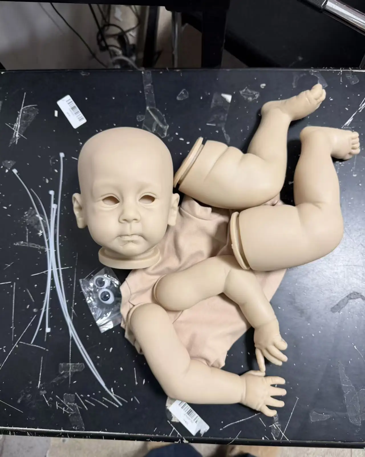 NPK Muñeca reborn Huxley para manualidades con cuerpo de tela y ojos - imagen 3