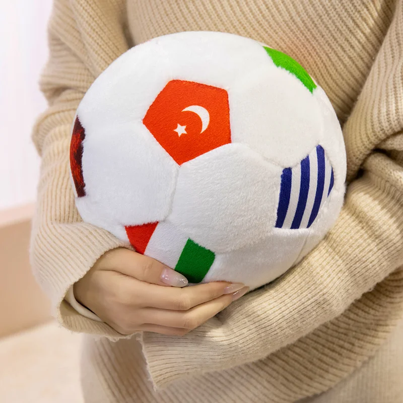 Peluche de fútbol en posición lateral, detalle de costuras