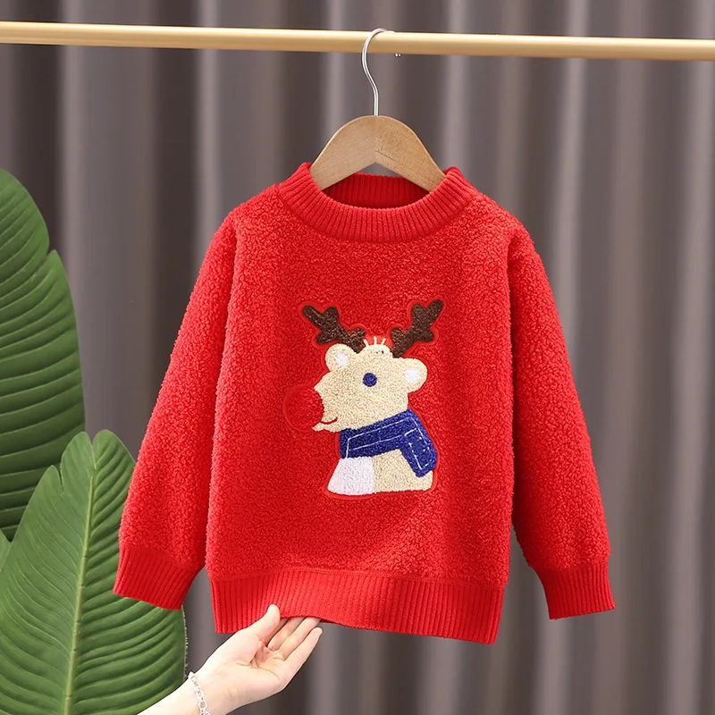 Vista del suéter infantil para combinar con ropa de abrigo