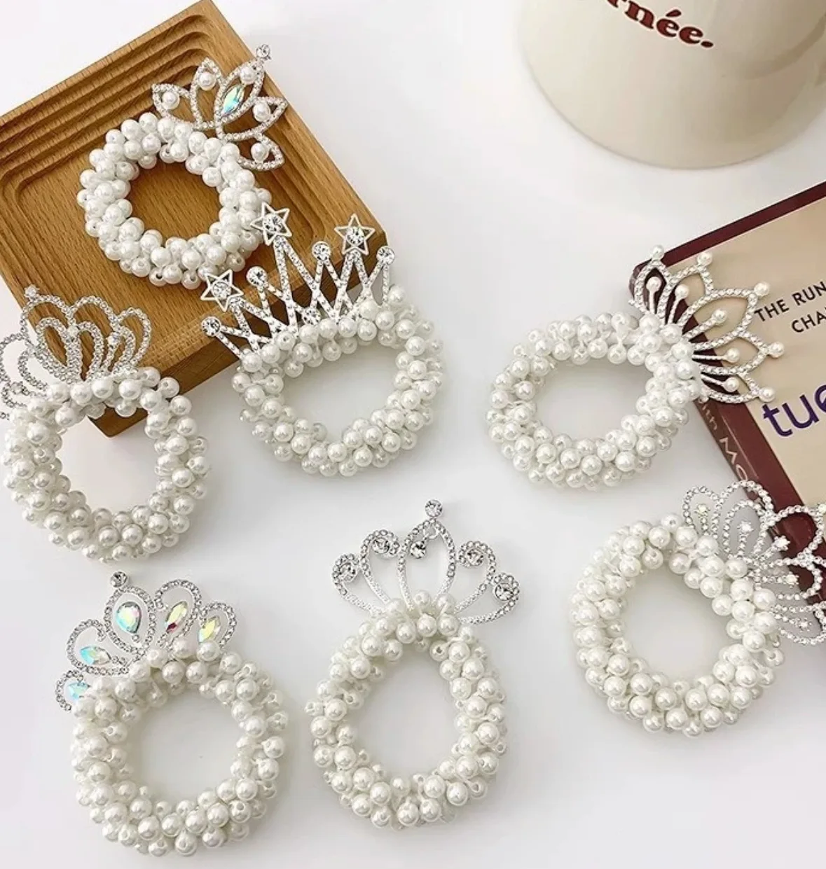 Coleteros de perlas con corona para niña