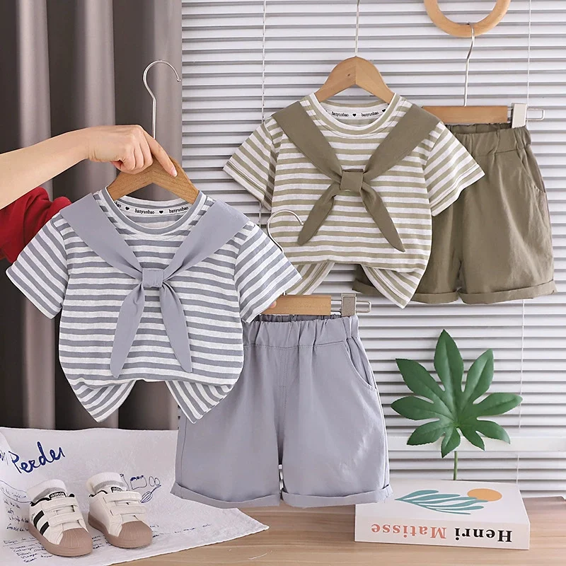 Niño vistiendo el conjunto de verano de manga corta y pantalones a rayas
