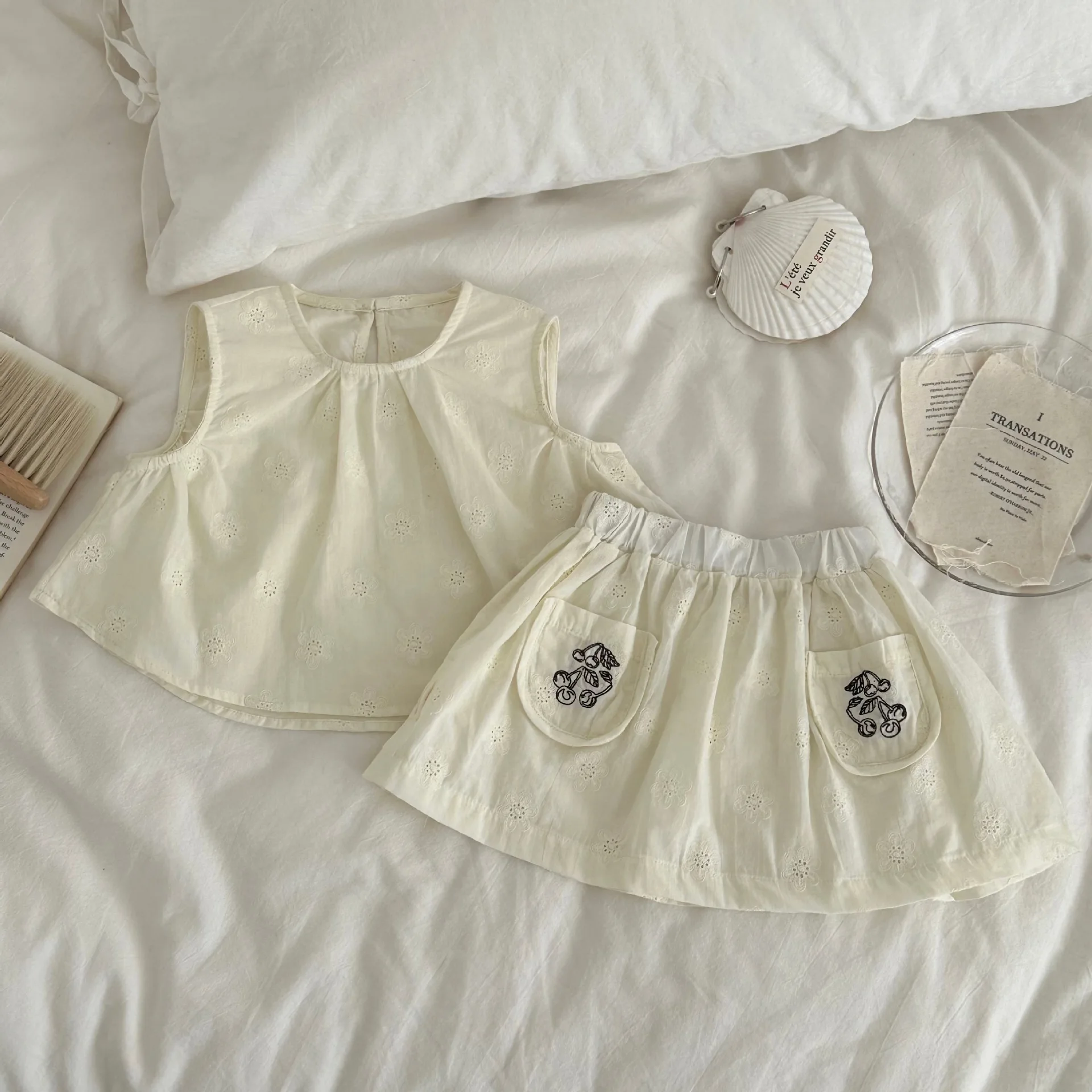 Conjunto bebé niña dos piezas con falda, chaleco bordado y camiseta - imagen 3