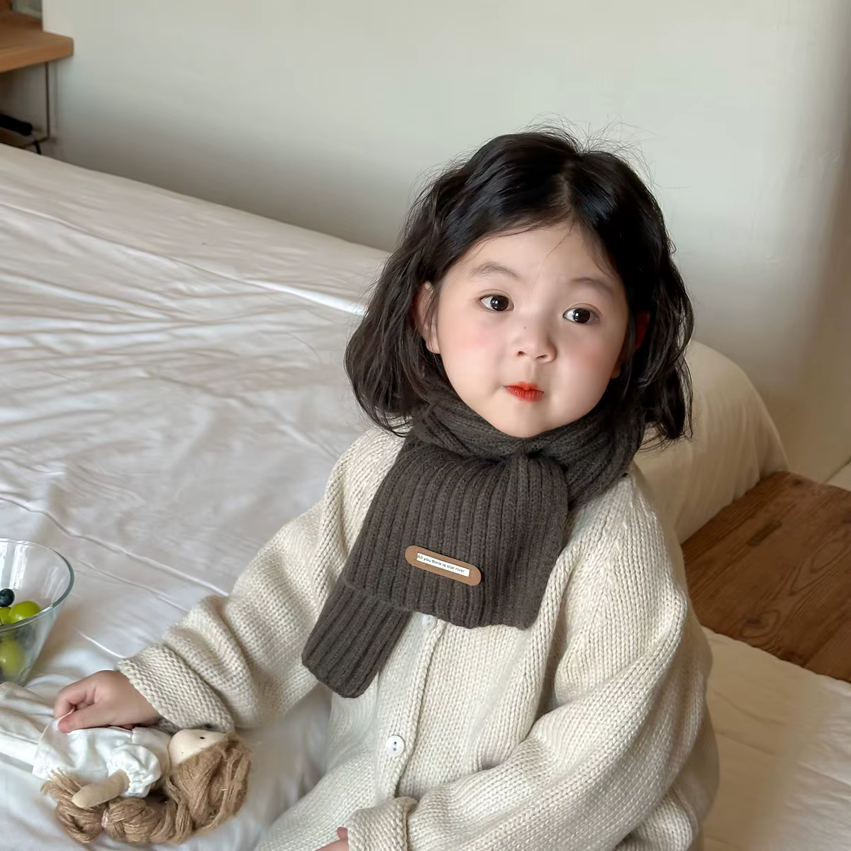 Bufanda infantil combinada con outfit de invierno