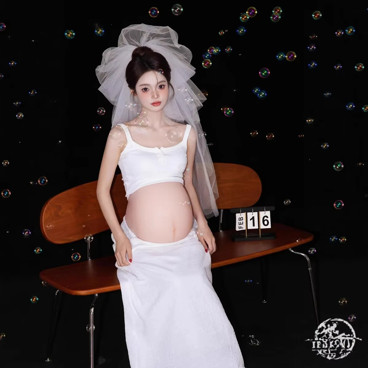 Vestido premamá blanco con velo elegante para sesión de fotos - imagen 2