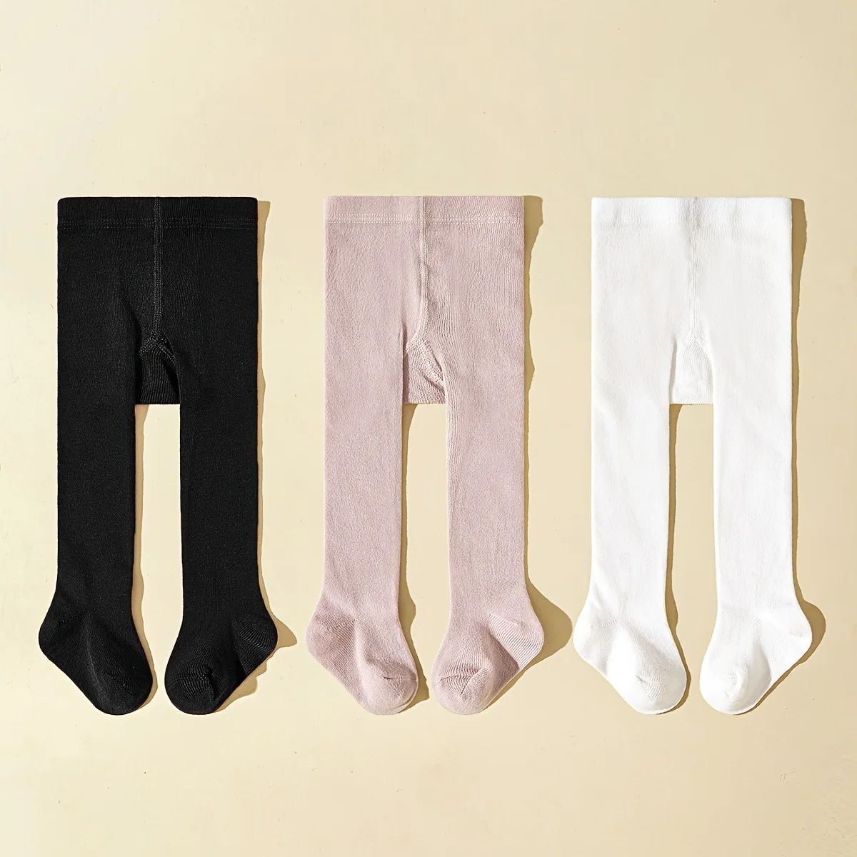 Tres pantimedias en diferentes colores sólidos