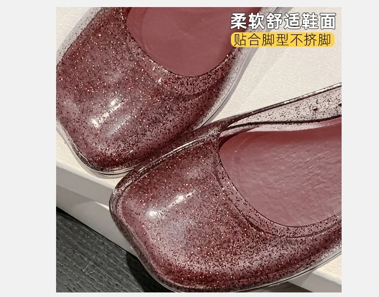 Combinación de las sandalias con look veraniego