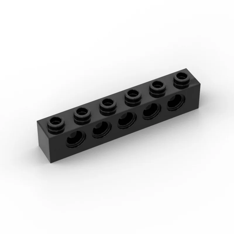 Niño construyendo modelo con bloques