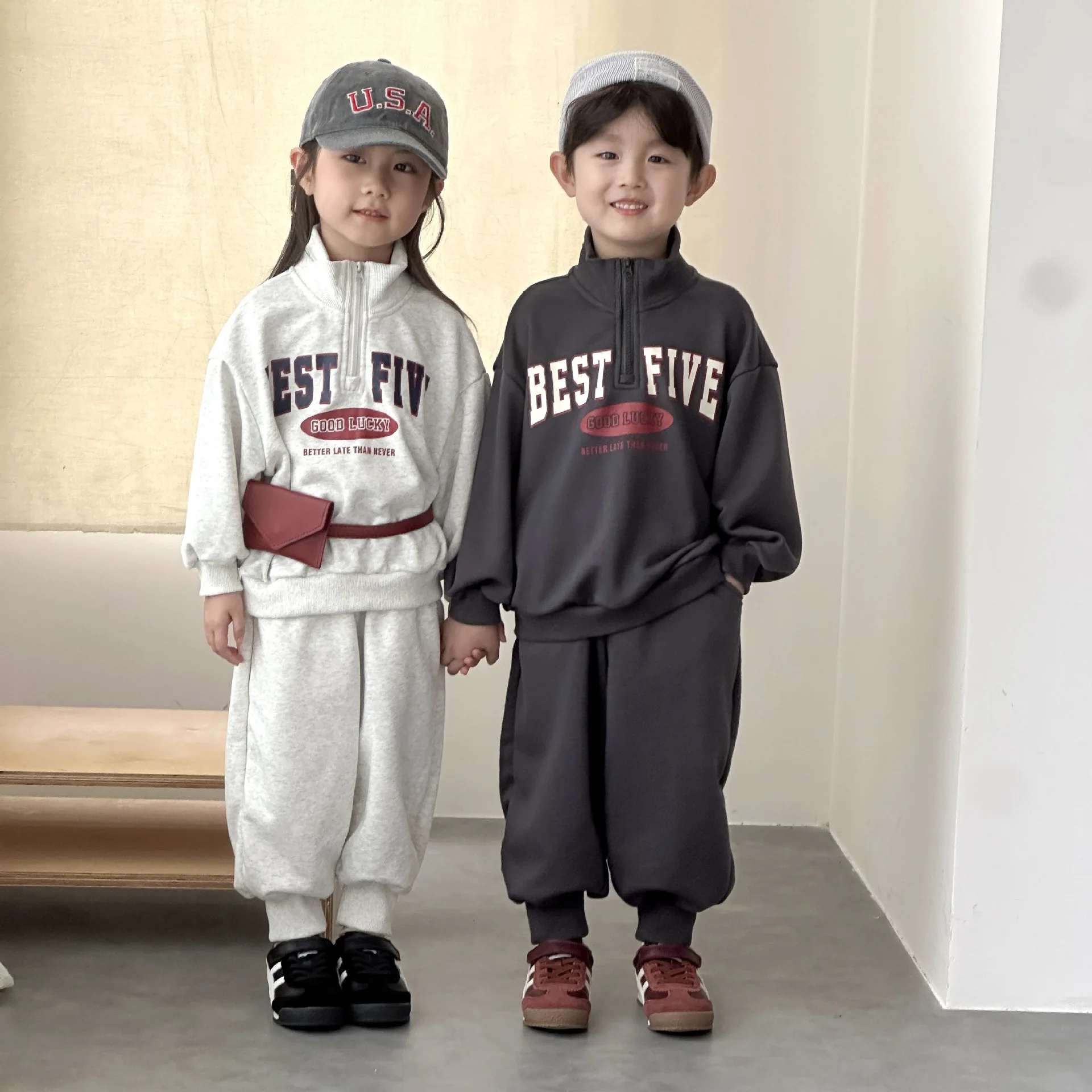 Conjunto de niña de sudadera deportiva con pantalón de otoño