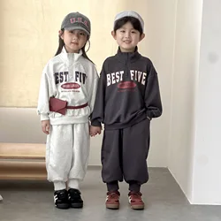 Conjunto de niña de sudadera deportiva con pantalón de otoño