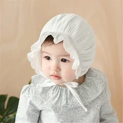 Gorro de bebé encaje calado y bordado floral para recién nacido