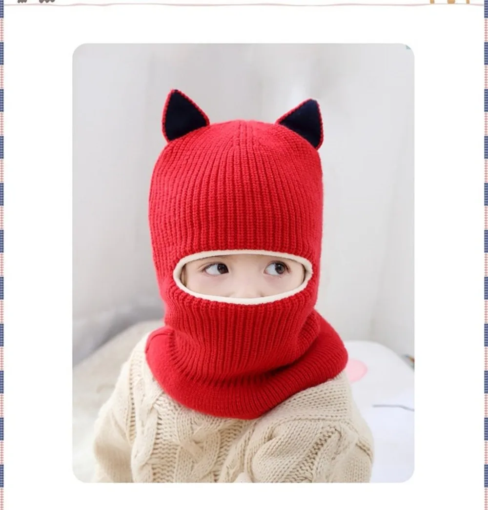 Detalle del tejido de punto grueso y acabados del gorro pasamontañas