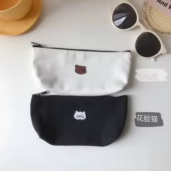 Estuche escolar de lona bordado con oso y gato