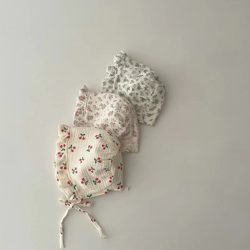 Detalle del estampado floral con flores y cerezas
