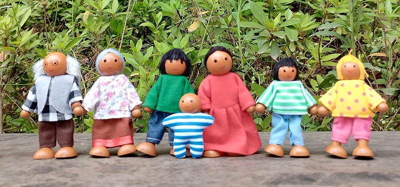 Mini muñecas de madera con acabado cuidado
