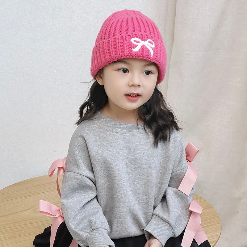 Gorro de invierno tejido con lazo bordado y orejeras para bebé - imagen 2