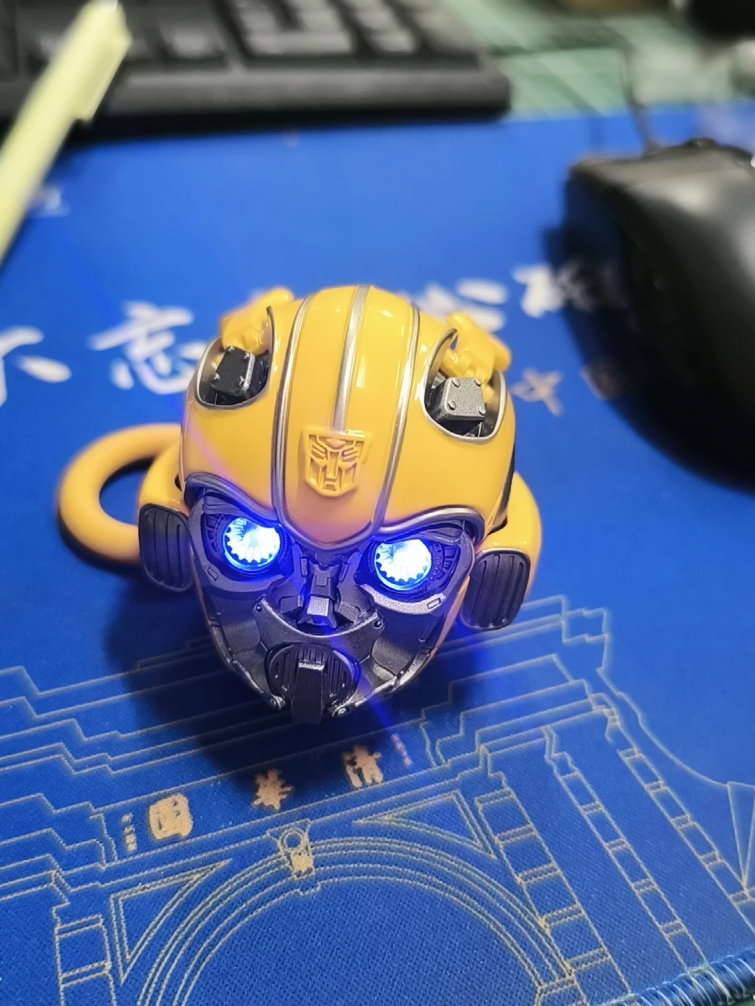 Bumblebee auriculares sobre escritorio