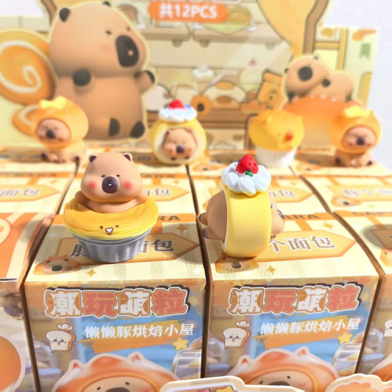 Mini figuras de capibara en caja sorpresa de repostería para niños - imagen 2