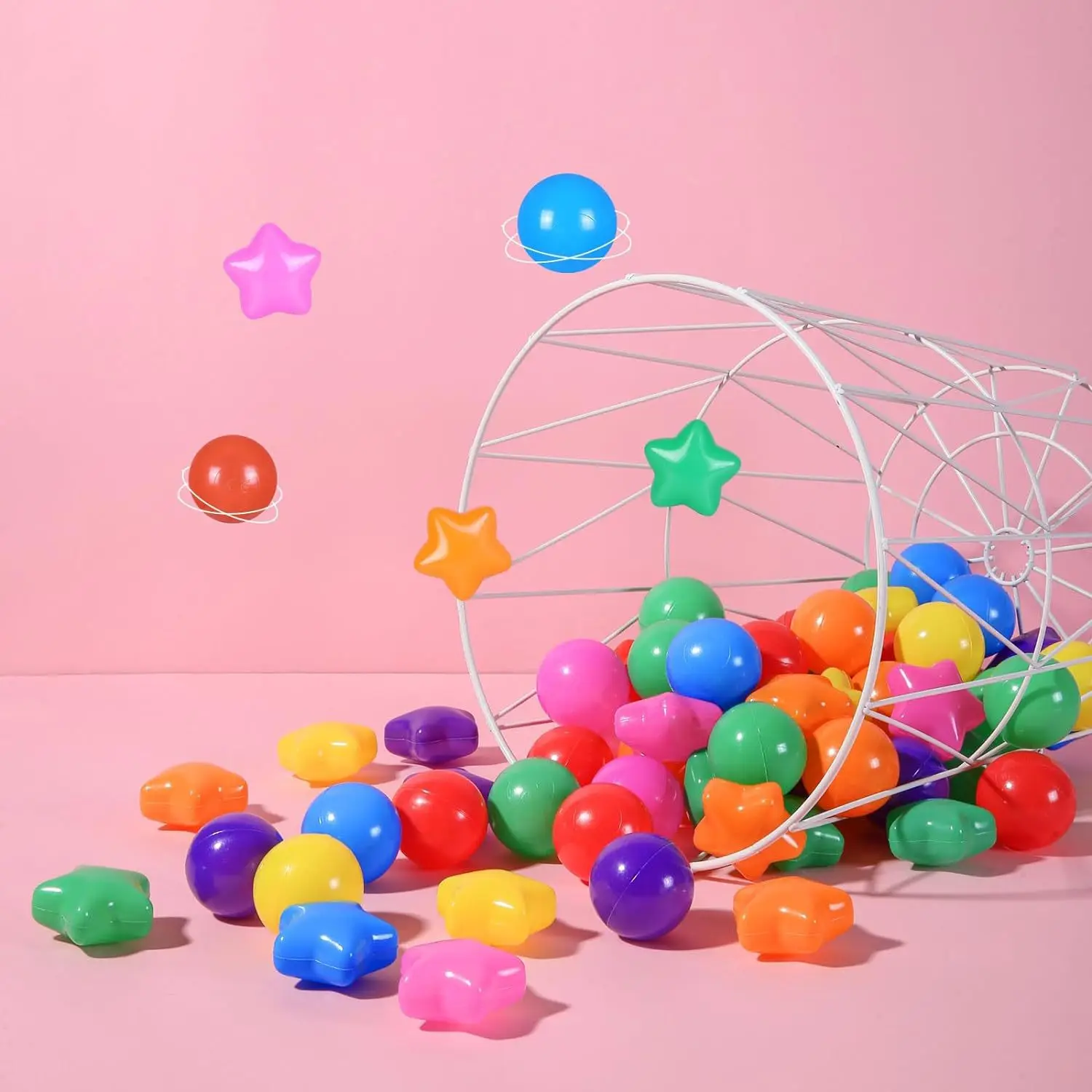 Juego en piscina con pelotas de agua