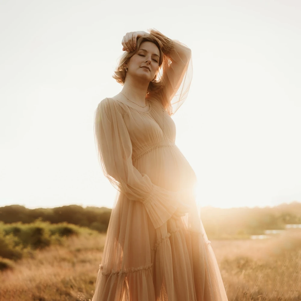 Vestido de maternidad elegante para sesión fotográfica en estudio - imagen 4