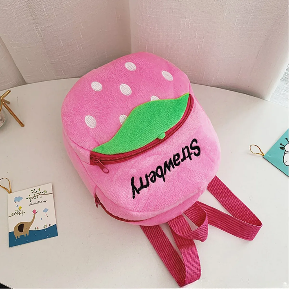 Mochila de peluche para bebé con fresa – Estilo fruta rosa infantil - imagen 5